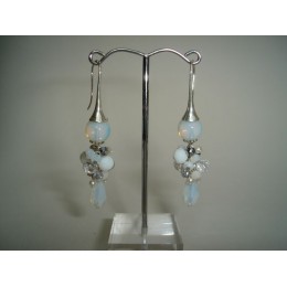 Boucles d'oreilles grappes blanches Boucles d'oreilles grappes blanches