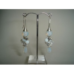 Boucles d'oreilles grappes blanches